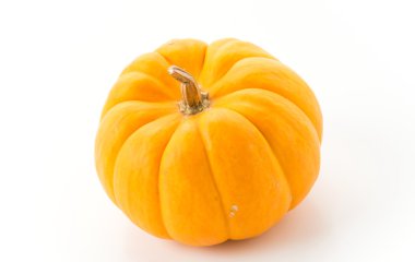 Beyaz arkaplanda taze balkabağı