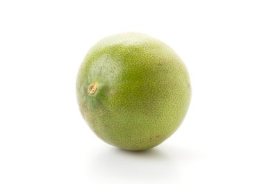 Beyaz arkaplanda yeşil limon