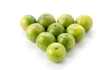 Beyaz arkaplanda yeşil limon