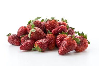 Beyaz arka planda taze çilekler