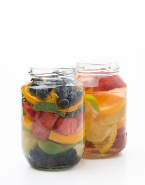 Beyaz arkaplanda aşılanmış su