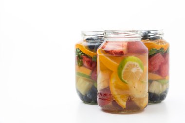 Beyaz arkaplanda aşılanmış su