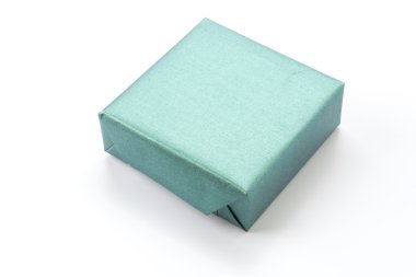 Beyaz arkaplanda hediye kutusu