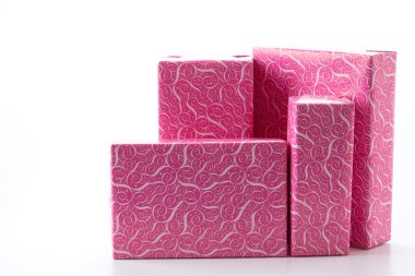 Beyaz arkaplanda hediye kutusu