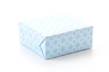 Beyaz arkaplanda hediye kutusu