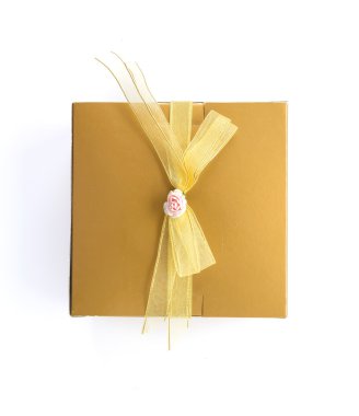 Beyaz arkaplanda hediye kutusu