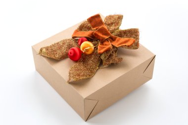 Beyaz arkaplanda hediye kutusu