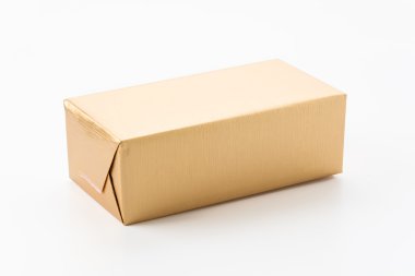 Beyaz arkaplanda hediye kutusu