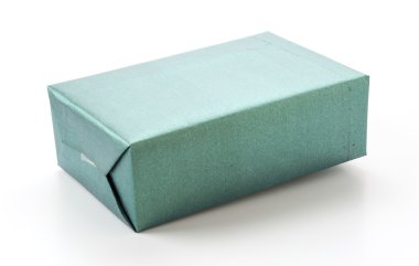 Beyaz arkaplanda hediye kutusu