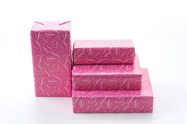 Beyaz arkaplanda hediye kutusu