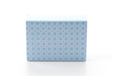 Beyaz arkaplanda hediye kutusu