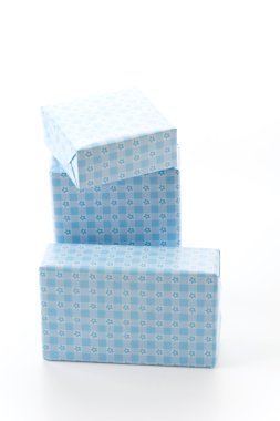 Beyaz arkaplanda hediye kutusu