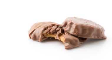 beyaz zemin üzerine çikolata karamel