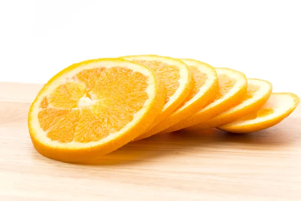 Rebanada de naranja en tablero de madera — Foto de Stock