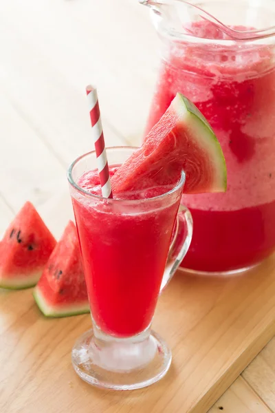 Vattenmelon smoothie på trä bakgrund — Stockfoto