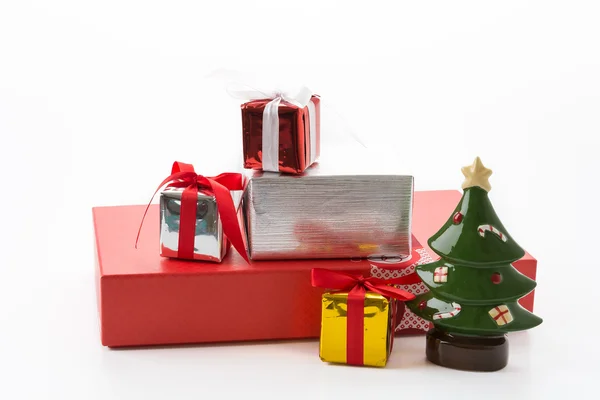 Confezione regalo con albero di Natale — Foto Stock