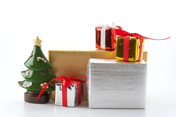 Caja de regalo con árbol de Navidad —  Fotos de Stock