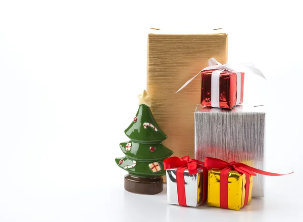 Dárková krabička s vánoční stromeček — Stock fotografie