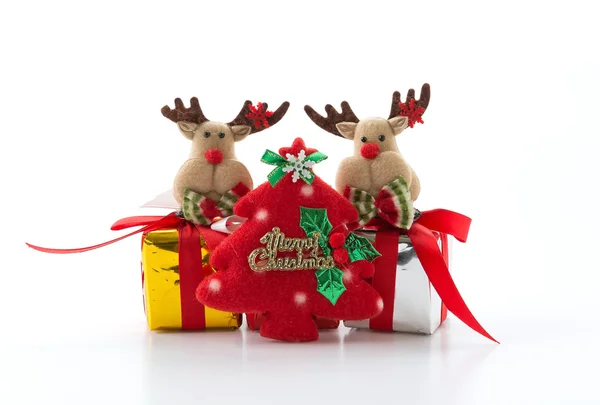 Різдвяна ялинка і подарункова коробка — стокове фото