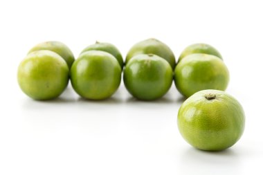 Beyaz arkaplanda yeşil limon