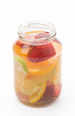 Beyaz arkaplanda aşılanmış su