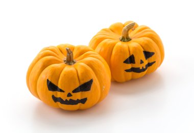 Beyaz arka planda Cadılar Bayramı kabağı