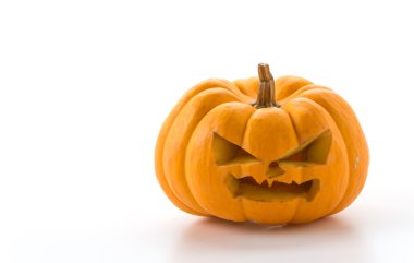 Beyaz arka planda Cadılar Bayramı kabağı