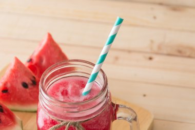 Ahşap arka planda karpuz smoothie