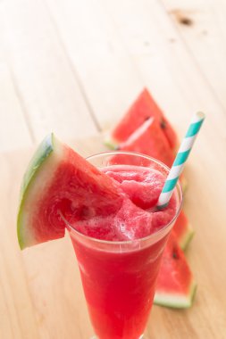 Ahşap arka planda karpuz smoothie