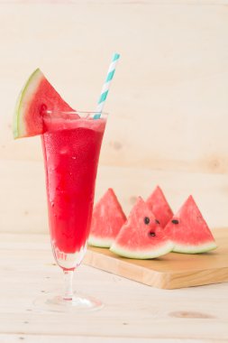 Ahşap arka planda karpuz smoothie