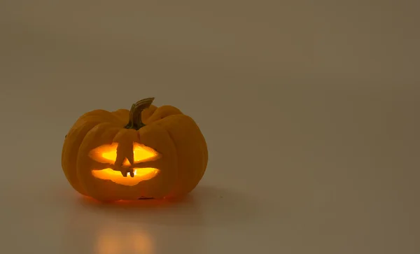 Calabaza de Halloween sobre fondo blanco — Foto de Stock