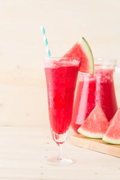 Vattenmelon smoothie på trä bakgrund — Stockfoto