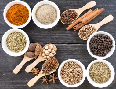Baharat ve otlar kase.  