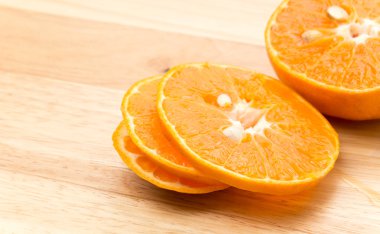 Tahtadaki portakal dilimi