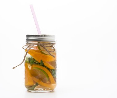 Beyaz arkaplanda aşılanmış su