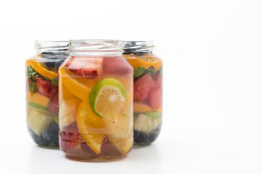 Beyaz arkaplanda aşılanmış su