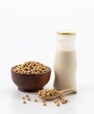 beyaz arkaplanda soya sütü