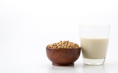 beyaz arkaplanda soya sütü