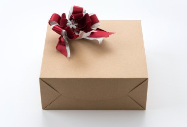 Beyaz arkaplanda hediye kutusu