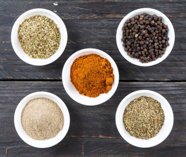Baharat ve otlar kase.  