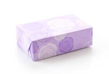 Beyaz arkaplanda hediye kutusu