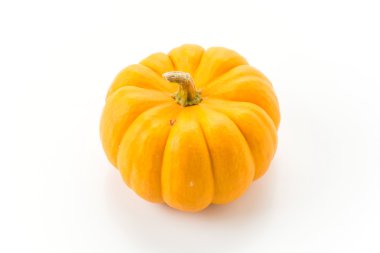 Beyaz arkaplanda taze balkabağı