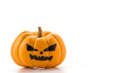 Beyaz arka planda Cadılar Bayramı kabağı