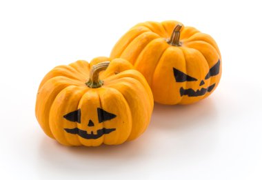 Beyaz arka planda Cadılar Bayramı kabağı