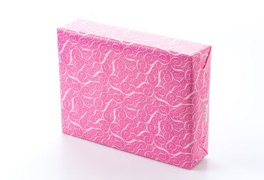 Beyaz arkaplanda hediye kutusu