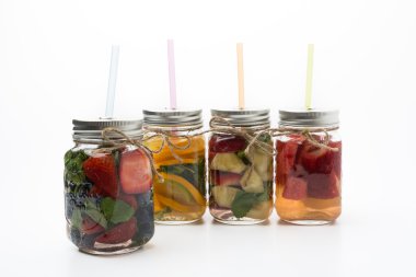 Beyaz arkaplanda aşılanmış su