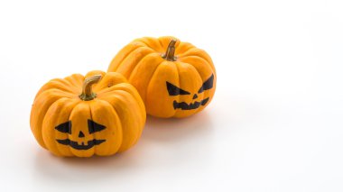 Beyaz arka planda Cadılar Bayramı kabağı