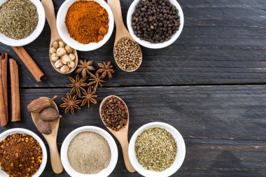 Baharat ve otlar kase.  
