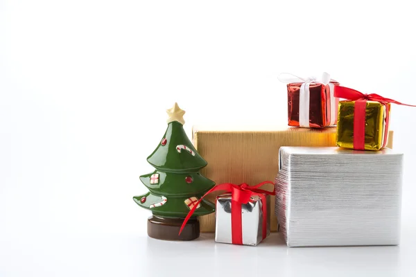 Confezione regalo con albero di Natale — Foto Stock