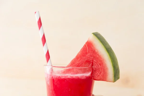 Ahşap arka planda karpuz smoothie — Stok fotoğraf